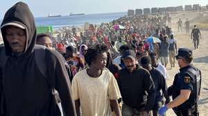 epaselect epa13179931 Migrants from the Trampolin beach are transferred to a shelter in Ceuta, Spain, 20 August 2026. The Spanish government is providing temporary shelter for 1,800 migrants sleeping rough on Trampolin Beach and in the Loma Colmenar area of Ceuta, and plans to gradually expand these facilities.  EPA/REDUAN
