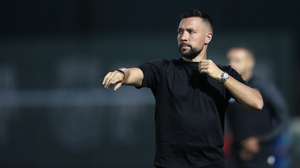 epa13172577 FC Porto head coach Francesco Farioli gestures during the Portuguese First League soccer match Rio Ave against FC Porto in Vila do Conde, Portugal, 15 August 2026.  EPA/MANUEL FERNANDO ARAÚJO