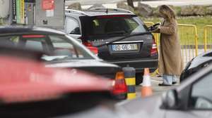 Uma automobilista abastece a sua viatura num posto de combustíveis, em virtude do esperado aumento dos combustíveis, em Alfragide, Amadora, 06 de março de 2026. Os preços dos combustíveis em Portugal deverão aumentar na próxima semana, num contexto de tensão no Médio Oriente, com o gasóleo simples a subir cerca de 25 cêntimos por litro e a gasolina sete cêntimos, segundo fonte do mercado.ANTÓNIO PEDRO SANTOS/LUSA