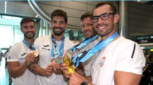 Os canoístas Fernando Pimenta (D) (duas medalhas de ouro), João Ribeiro (2D), Messias Baptista (2E) e Gustavo Gonçalves (E) à chegada ao Aeroporto Francisco Sá Carneiro, após terem participado no Campeonato Mundial de Canoagem na Polónia, Maia , 31 de agosto de 2026. FERNANDO VELUDO/LUSA