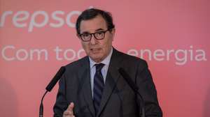 O ministro da Economia e da Coesão Territorial, Manuel Castro Almeida, discursa na cerimónia da entrega do Título de Exploração Industrial das fábricas do Projeto ALBA, em Sines, 02 de setembro de 2026. Reconhecido como projeto PIN (Potencial Interesse Nacional), contempla a construção de duas novas unidades industriais em Sines. RUI MINDERICO/LUSA