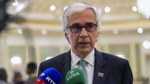 O presidente da Assembleia da República portuguesa, José Pedro Aguiar-Branco, fala aos jornalistas durante o encerramanto da 15.ª sessão intercalar da Assembleia Parlamentar da Comunidade dos Países de Língua Portuguesa (AP-CPLP), Luanda, Angola, 24 de julho de 2026. A ordem de trabalhos, que se estendem até sexta-feira, inclui reuniões das comissões especializadas, da Rede de Mulheres Parlamentares e dos presidentes dos grupos nacionais, além da apreciação de propostas destinadas a reforçar a fiscalização parlamentar, a boa governação e o desenvolvimento sustentável. AMPE ROGÉRIO/LUSA