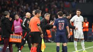 epa12021388 PSG head coach Luis Enrique (L) directs his player Joao Neves during the UEFA Champions League quarter-finals 1st leg soccer match between Paris Saint-Germain and Aston Villa, in Paris, France, 09 April 2025.  EPA/CHRISTOPHE PETIT TESSON