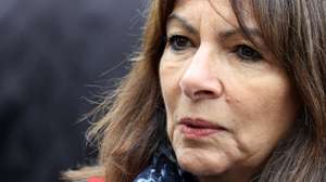 epa12517726 Paris' mayor Anne Hidalgo attends a wreath-laying ceremony in front of the statue of Georges Clemenceau on the Champs-Elysees in Paris, France, 11 November 2025, as part of the commemorations marking the 107th anniversary of the 11 November 1918 Armistice that ended World War I.  EPA/LUDOVIC MARIN / POOL  MAXPPP OUT