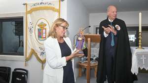 A ministra do Trabalho, Solidariedade e Segurança Social, Rosário Palma Ramalho, recebe uma estatua das mãos do provedor da Santa casa de Mafra, Joaquim Sardinha, durante a cerimónia de inauguração da nova Estrutura Residencial para Pessoas Idosas “Nossa Senhora das Dores”, no edifico da Santa Casa da Misericórdia de Mafra, 15 de setembro de 2026. CARLOS BARROSO/LUSA