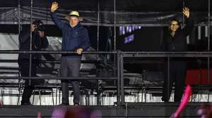 epa13249214 Brazilian President Luiz Inácio Lula da Silva (L), a candidate for re-election, waves alongside his wife, Janja Lula da Silva (R), during the 'Brazil Ready for More' campaign event in Guarulhos, Sao Paulo, Brazil, 18 September 2026. General elections in Brazil are scheduled to be held on 04 October 2026.  EPA/ISAAC FONTANA