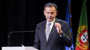 O primeiro-ministro, Luís Montenegro, discursa durante a sessão de homenagem a João Maria de Oliveira Martins e António Fernando Couto dos Santos em Esposende. 19 setembro 2026.HUGO DELGADO/LUSA