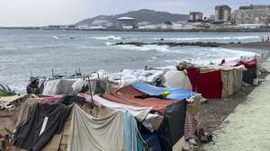 epaselect epa13251285 Temporary tents stand at a migrant camp on El Trampolin beach in Ceuta, Spain, 20 September 2026. Thousands of migrants continue to camp on the beach in the Spanish enclave in North Africa after crossing the border on 30 and 31 July 2026.  EPA/REDUAN