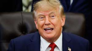 epa13249106 US President Donald Trump answers questions from reporters after announcing new 'most favored nation' pricing for certain drugs in the Oval Office of the White House in Washington, DC, USA, 18 September 2026. The policy aims to allow state Medicaid programs to access lower drug prices negotiated by foreign nations.  EPA/Samuel Corum / POOL
