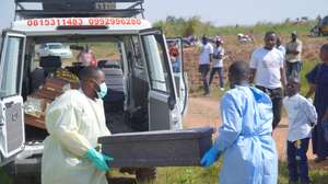 epa13207573 Health workers carry a coffin during the funeral ceremony for victims of the Ebola outbreak in Nyamurongo cemetery in Bunia, Ituri, Democratic Republic of Congo, 02 September 2026. The Ebola epidemic, caused by the Bundibugyo strain of the virus, has claimed 3,007 deaths and infected 6,186 people, according to the Congolese National Institute of Public Health (INSP).  EPA/STRINGER