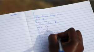 Isaura Elevação Nuvunga, 28 anos, tira notas no seu caderno das experiências vividas, durante as cheias em Moçambique, em Palmeira, Província de Maputo, 04 de fevereiro de 2026. Isaura sonha ser enfermeira e não larga o caderno de notas, junto ao peito, onde nada escreve da escola, mas detalha o que vive, após perder, nas cheias em Moçambique, dois filhos, dois irmãos, cinco sobrinhos e a cunhada. (ACOMPANHA TEXTO DA LUSA DO DIA 05 DE FEVEREIRO DE 2026). LUÍSA NHANTUMBO/LUSA