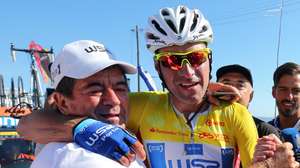 O ciclista da equipa W52-FC Porto, Raúl Alarcon (D), festeja com o dono da equipa Adriano Quintanilha, após vencer a 4ª etapa da 79ª Volta a Portugal em bicicleta, disputada hoje entre Macedo de Cavaleiros e Mondim de Basto (Senhora da Graça), com a distância de 152,7km. Mondim de Basto, 8 de agosto de 2017. NUNO VEIGA/LUSA