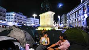 epa13267428 People camp in protest at Puerta del Sol in Madrid, Spain, 27 September 2026. The encampment began on the evening of 26 September following a demonstration over the eviction of Maricarmen, an elderly woman forced to leave the rental home where she had lived for more than 70 years, and calling for measures to address the housing crisis.  EPA/BORJA SANCHEZ-TRILLO