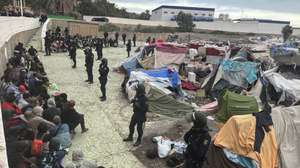 epa13269889 National police officers dismantle the migrant camp at Playa Benitez in Ceuta, Spain, 29 September 2026. Spain is dealing with a massive migration crisis in the autonomous region of Ceuta after thousands of people crossed into the North African enclave from Morocco in late July 2026.  EPA/Reduan