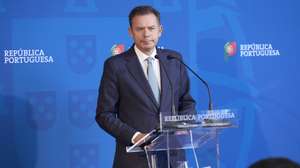 O primeiro-ministro, Luis Montenegro, fala aos jornalistas após a reunião do Conselho de Ministros na Guarda, 1 de outubro de 2026.  MIGUEL PEREIRA DA SILVA/LUSA