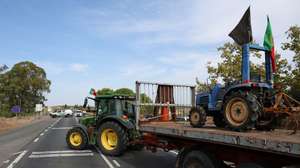 Marcha lenta na estrada nacional EN260 promovida por agricultores agropecuários de Serpa contra o aumento dos custos de produção, Serpa, 02 de outubro de 2026. NUNO VEIGA/LUSA