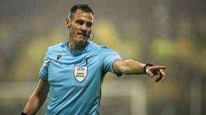 epa12085017 Referee Maurizio Mariani gestures during the UEFA Europa League semi-finals 2nd leg soccer match beyween Bodo/Glimt and Tottenham Hotspur, in Bodo, Norway, 08 May 2025.  EPA/Stian Lysberg Solum  NORWAY OUT