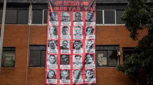 epa12216592 People display a banner showing the images of several journalists imprisoned during a protest in Caracas, Venezuela, 04 July 2025. Organizations, journalists and press workers in Venezuela demanded the release of 20 colleagues detained in the country.  EPA/MIGUEL GUTIERREZi