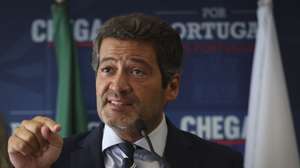 O presidente do Chega, André Ventura, durante uma declaração a propósito da acusação do Ministério Público no caso das gémeas luso-brasileiras, que motivou também a constituição de uma comissão parlamentar de inquérito, em Lisboa, 28 de setembro de 2026.  ANDRÉ KOSTERS/LUSA