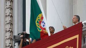 O Presidente da República, António José Seguro (D), durante o içar da Bandeira Nacional na varanda do Salão Nobre dos Paços do Concelho, na cerimónia de comemoração do Dia da Implantação da República Portuguesa, em Lisboa, 05 de outubro de 2026. ANTONIO PEDRO SANTOS/LUSA