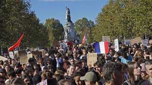 epa13285056 High school students and members of education unions gather during a national day of protests over school conditions at Place de la Republique in Paris, France, 06 October 2026. A wave of protests sweeps across France against severe teacher shortages, overcrowded classrooms, a lack of resources, and poor learning conditions ahead of upcoming national budget decisions.  EPA/MOHAMMED BADRA
