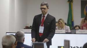 epa13287731 A representative of the Brazilian company Petrobras presents a bidding proposal during an oil concession auction held by the National Petroleum Agency (ANP) in Rio de Janeiro, Brazil, 07 October 2026. Participating energy firms will collectively pay 530.5 million reais (approximately 106 million US dollars) for exploration licenses, commit a share of future production to the federal government, and invest 778.4 million reais (approximately 155 million US dollars) during the initial exploration phase.  EPA/ANTONIO LACERDA