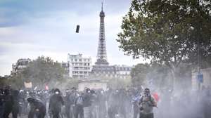 epa13300927 Protesters and riot police officers clash after high school students and members of French Unions march during a national day of protest against education conditions in Paris, France, 13 October 2026. Student demonstrations have spread across France since mid-September as youth protest against severe teacher shortages, overcrowded classrooms, a lack of resources, and poor learning conditions ahead of upcoming national budget decisions.  EPA/FIRAS ABDULLAH
