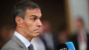 epa13305734 Spanish Prime Minister Pedro Sanchez speaks to the media as he arrives for a European Council summit in Brussels, Belgium, 15 October 2026. European Union (EU) heads of state and government are meeting for a two-day summit on 15 and 16 October 2026 focusing on European competitiveness and energy prices, the EU's long-term budget for 2028-2034, continued support for Ukraine, European security and defence, migration, enlargement and reforms, and developments in the Middle East.  EPA/OLIVIER MATTHYS