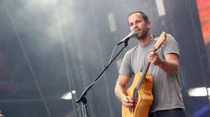 epa06889072 US singer Jack Johnson performs during the Mad Cool Festival, in Madrid, Spain, 14 July 2018.  EPA/Victor Lerena