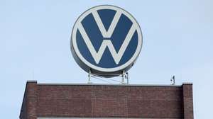 epa13245588 The logo of the German automotive company Volkswagen on the rooftop of the company's factory in Wolfsburg, Germany, 17 September 2026. German Finance Minister Lars Klingbeil had a meeting with the Volkswagen Group Works Council to discuss the car-maker's cost-cutting crisis and international competition.  EPA/FILIP SINGER