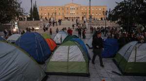epa13317732 Students set up tents as they take part in a protest rally over housing costs and the rising cost of living at Syntagma Square in Athens, Greece, 20 October 2026. Student associations in Athens are staging two days of mobilizations, including the symbolic setting up of tents in Syntagma Square.  EPA/GEORGE VITSARAS