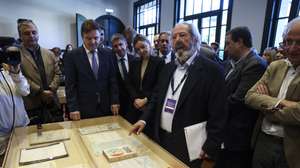 José Pacheco Pereira (C-D), da Associação Ephemera, acompanhado pelo secretário de Estado da Cultura, Alberto Santos (C-E) e pela presidente da Câmara de Santa Comba Dão, Inês Matos (C), durante a inauguração do Centro Interpretativo do Estado Novo - Regime e Resistência, no Vimieiro, na Escola Cantina Salazar, que foi uma escola modelo do Estado Novo, Santa Comba Dão, 23 de outubro de 2026. O projeto polémico, que se arrastou durante 20 anos abriu com uma exposição dedicada à censura, com coordenação científica da Associação Ephemera, PAULO NOVAIS/LUSA