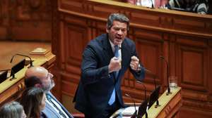 O presidente e deputado do Chega, André Ventura, interpela o primeiro-ministro durante o debate na generalidade do Orçamento do Estado para 2027 (OE2027), na Assembleia da República, em Lisboa, 27 de outubro de 2026. ANDRÉ KOSTERS/LUSA