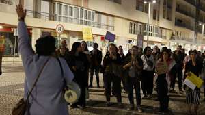 A Plataforma Algarve Resistência promove um protesto pelo direito à habitação em frente à sede da comissão de coordenação e desenvolvimemto Regional  (CCDR Algarve), Faro, 27 de outubro de 2026. LUIS FORRA/LUSA