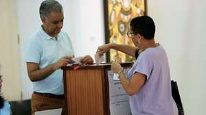 Eleitores em Angola exercem o direito de voto numa das urnas instaladas no Camões – Centro Cultural Português em Luanda, 08 de fevereiro de 2026.
A área de jurisdição do Consulado-Geral de Portugal em Luanda conta com 13.328 eleitores inscritos, estando inscritos em Angola pouco mais de 114 mil portugueses. AMPE ROGÉRIO / LUSA