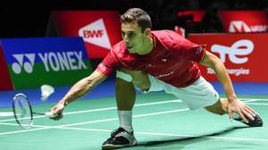 epa10135803 Bernardo Atilano of Portugal in action against Lee Zii Jia of Malyasia during the men&#039;s singles second round match of the BWF World Championships 2022 at the Tokyo Metropolitan Gymnasium in Tokyo, Japan, 24 August 2022.  EPA/KIMIMASA MAYAMA