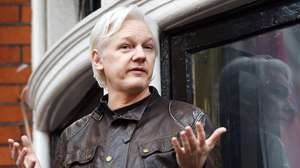 epa08918432 (FILE) - Australian computer programmer and WikiLeaks founder Julian Assange speaks to the media from the balcony of the Ecuadorian Embassy in London, Britain, 19 May 2017 (reissued 04 January 2021). British media report London's Old Bailey courthouse ruled on 04 January 2021 Julian Assange cannot be extradited from Britain to USA to face espionage charges over the publication of secret US military documents.  EPA/ANDY RAIN *** Local Caption *** 53529984
