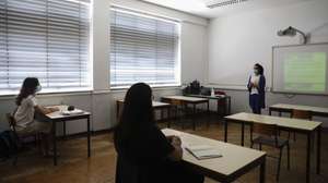 Uma aula na escola Secundária Dr. Serafim Leite, durante uma reportagem no âmbito do ranking das escolas, em São João da Madeira, 22 de junho de 2020. O ‘ranking’ da Lusa, feito com base em dados disponibilizados pelo Ministério da Educação, tem em conta apenas as escolas onde foram feitos pelo menos 100 exames, analisando por isso as classificações de mais de 221 mil exames de 514 estabelecimentos de ensino públicos e privados. (ACOMPANHA TEXTO DA LUSA DO DIA 27 DE JUNHO DE 2020). JOSÉ COELHO/LUSA
