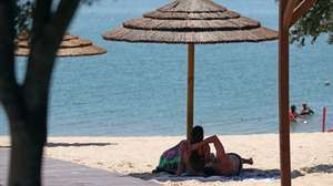 Banhistas na recentemente inaugurada praia fluvial de Azenhas D&#039;el Rei, Alandroal, no primeiro dia de uma nova vaga de calor com temperaturas próximas dos 40 graus. Alandroal, 07 de julho de 2022. Segundo o Instituto Português do Mar e da atmosfera (IPMA), nos próximos dias, Portugal continental irá enfrentar uma situação de tempo quente persistente, que deverá dar origem a uma onda de calor em muitas áreas do território. NUNO VEIGA/LUSA