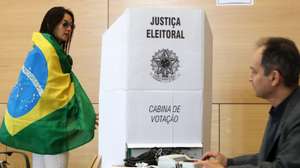 Cidadãos brasileiros votam para a segunda volta das eleições do Brasil, na Faculdade de Direito, 28 outubro 2018, em Lisboa. Cerca de 40 mil brasileiros (39.118) residentes em Portugal podem votar na segunda volta das eleições presidenciais do seu país, segundo dados do consulado do Brasil em Lisboa.  MANUEL DE ALMEIDA / LUSA