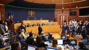 Os grupos parlamentares do PS (D), JPP (D), Chega (E), PAN e IL votam a favor da Moção de Censura ao XV Governo Regional da Madeira, da autoria do Chega tendo por base o regimento específico aprovado em reunião da Conferência dos Representantes dos Partidos, na Assembleia Legislativa da Madeira, no Funchal, Madeira, 17 de dezembro de 2024. HOMEM DE GOUVEIA/LUSA