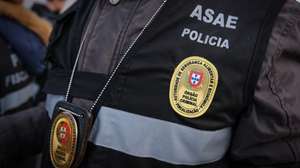 Inspetores da ASAE, durante uma operação de controlo e verificação das condições de Higiene e Segurança Alimentar das mercadorias alimentares (azeite, carnes, pescado, produtos de panificação, etc) em circulação bem como a deteção de eventuais ilícitos relacionados com as mercadorias em trânsito (contrafação, entre outros)  com consequências diretas para o consumidor final realizada no acesso à ponte 25 de Abril, Almada, 3 de Abril de 2025. RUI MINDERICO/LUSA