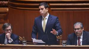 O ministro dos Assuntos Parlamentares, António Leitão Amaro, durante a sessão plenária para discussão para, entre outros assuntos, a reapreciação do Decreto da Assembleia da República n.º 6/XVII - Altera a Lei n.º 23/2007, de 4 de julho, que aprova o regime jurídico de entrada, permanência, saída e afastamento de estrangeiros do território nacional, na Assembleia da República, em Lisboa, 30 de setembro de 2025. MANUEL DE ALMEIDA/LUSA