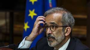 O ministro de Estado e dos Negócios Estrangeiros, Paulo Rangel, fala perante a Comissão de Assuntos Europeus na Assembleia da República em Lisboa, 1 de abril de 2026. TIAGO PETINGA/LUSA