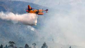 Um avião Canadair participa no combate ao incêndio em Alvito da Beira, Proença-a-Nova, Castelo Branco, 15 de setembro de 2026. PAULO CUNHA/LUSA
