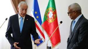 O Presidente da República, Marcelo Rebelo de Sousa (E), e o Presidente da República de Cabo Verde, José Maria Neves (D), participam na conferência de imprensa no final de um encontro no Palácio do Presidente, na Praia, ilha de Santiago, Cabo Verde, 02 de maio de 2024. O Presidente português termina hoje uma visita a Cabo Verde onde participou nas comemorações dos 50 anos da libertação dos presos do Campo de Concentração do Tarrafal. NUNO VEIGA/LUSA
