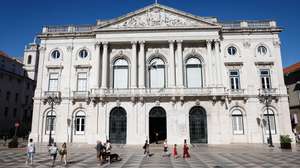 Turistas caminham em frente à Câmara Municipal de Lisboa, em Lisboa, 06 de agosto de 2024. Baixa. Turismo. Paços do Concelho. CML. ANTÓNIO PEDRO SANTOS/LUSA