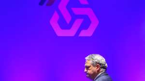 O CEO da Caixa Geral de Depósitos (CGD), Paulo Macedo, à chegada à conferência de imprensa para apresentação dos resultados relativos ao ano de 2024, na sede da CGD, em Lisboa, 27 de fevereiro de 2025. TIAGO PETINGA/LUSA