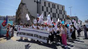 Participantes durante a Greve de trabalhadores das Instituições Particulares de Solidariedade Social (IPSS), convocada pelo Sindicato dos Trabalhadores do Comércio, Escritórios e Serviços de Portugal. Os trabalhadores protestam pelo aumento significativo dos salários, valorização das carreiras e profissões dos trabalhadores das IPSS, semana das 35 horas de trabalho para todos, direito à conciliação dos horários de trabalho com a vida familiar, complemento do trabalho aos domingos e  o fim da discriminação salarial dos educadores de infância em creche. Estação de S. Bento, Porto, 24 de Maio de 2025.  MANUEL FERNANDO ARAUJO/LUSA