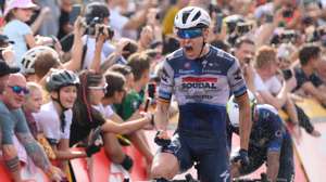 epa10775687 Belgian&#039;s Tim Merlier of Soudal - Quick Step sprints to the finish line to win the first stage of the 80th Tour de Pologne 2023 in Poznan, western Poland, 29 July 2023.  EPA/Jakub Kaczmarczyk POLAND OUT